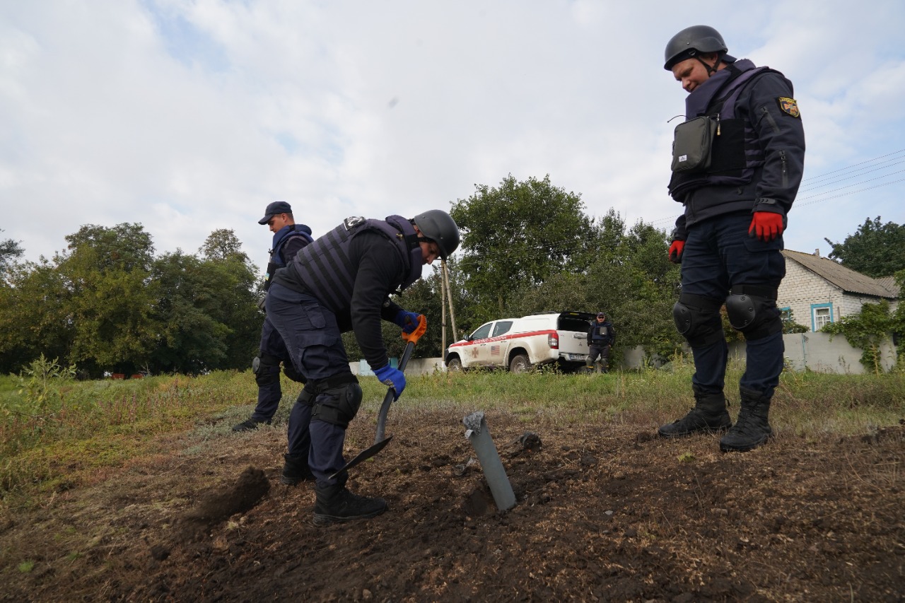 Піротехніки розмінують територію Харківської області