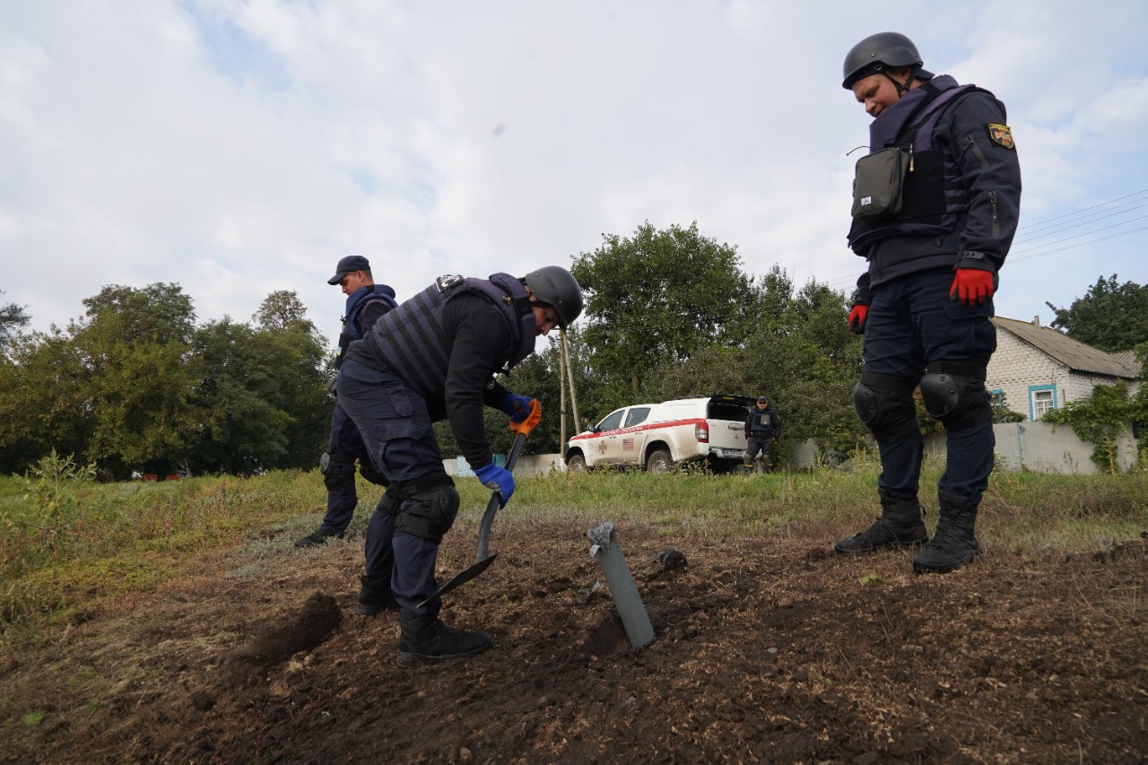 Пиротехники разминируют территорию Харьковской области 