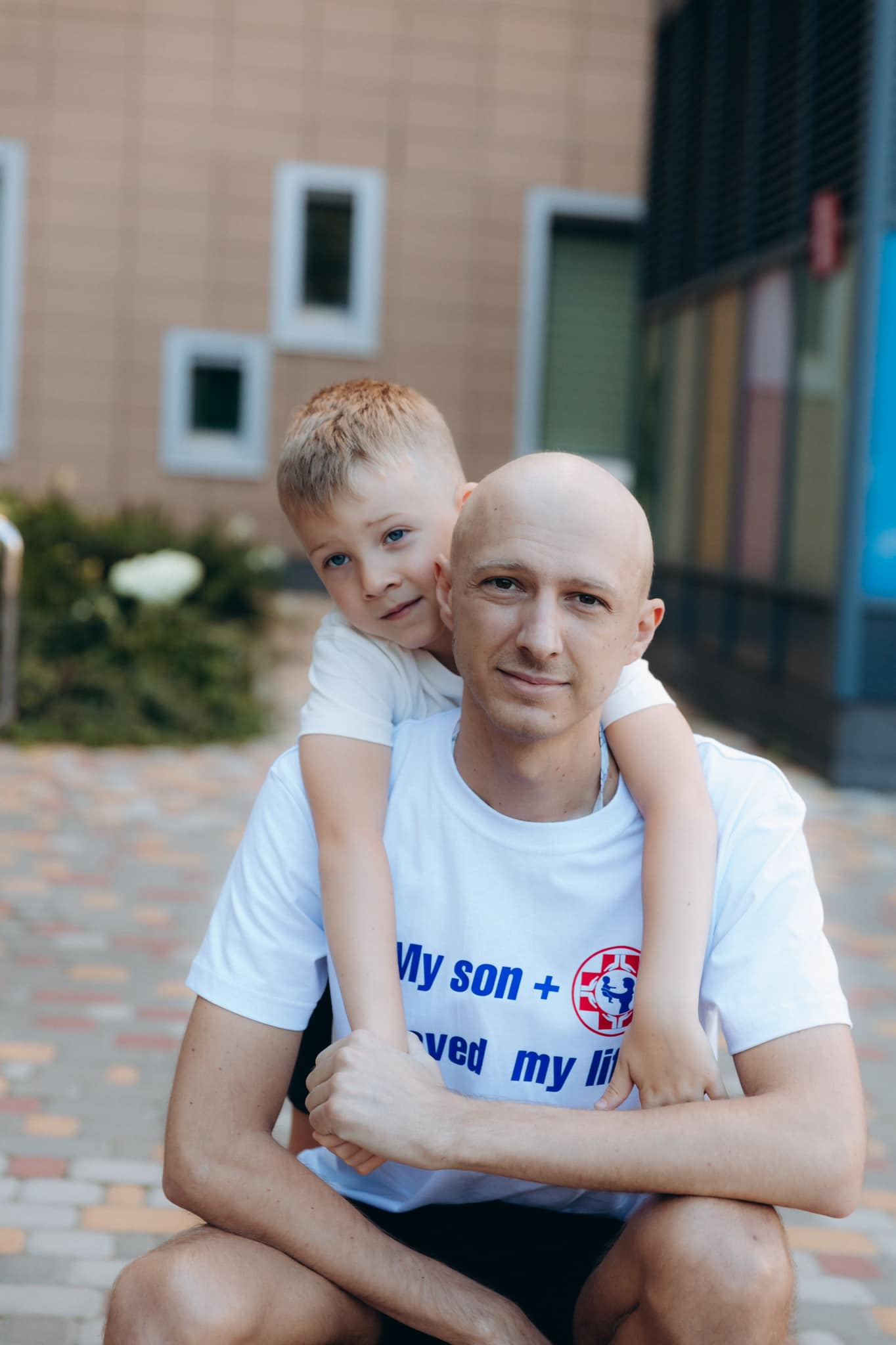 Отец Алексей и сын Макар, которым сделали пересадку костного мозга в Охматдете