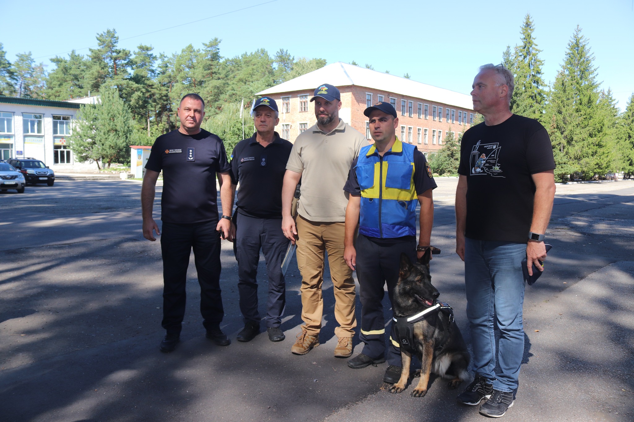 Пес-сапер участвует в церемонии гашения марки Пес Патрон в Харькове