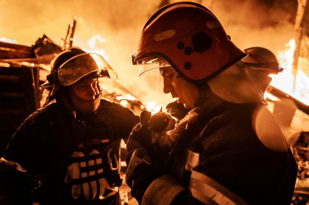 В Харькове пожарный, спасая котенка, чуть не оказался под завалами