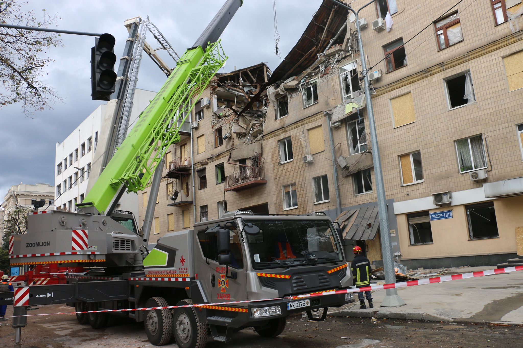 У Харкові розбирають завали будинку, що обрушився після російського обстрілу, в центрі