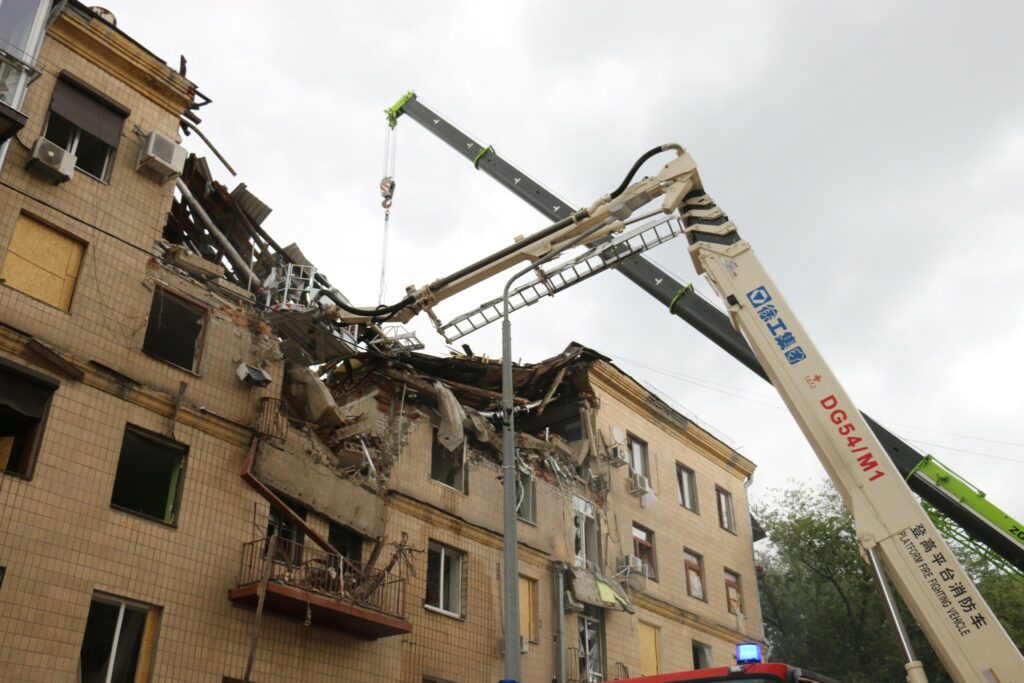 На розбір завалів будинку в центрі Харкова потрібно багато часу (відео)