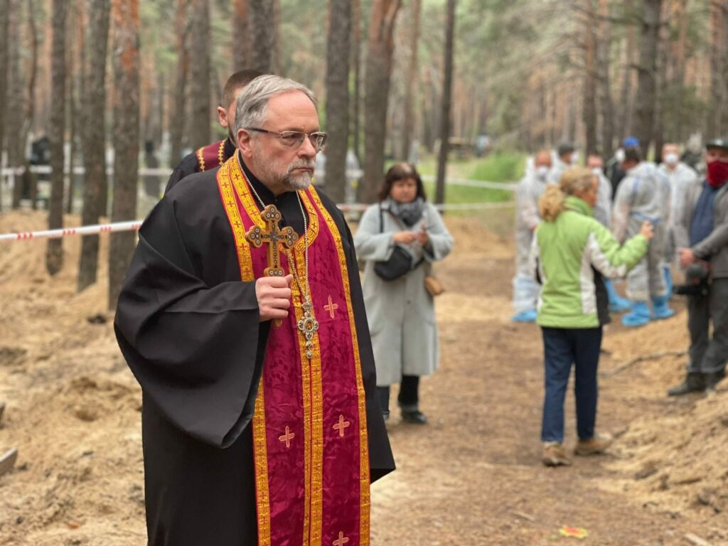 На місці масового поховання в Ізюмі провів панахиду священик із Парижа