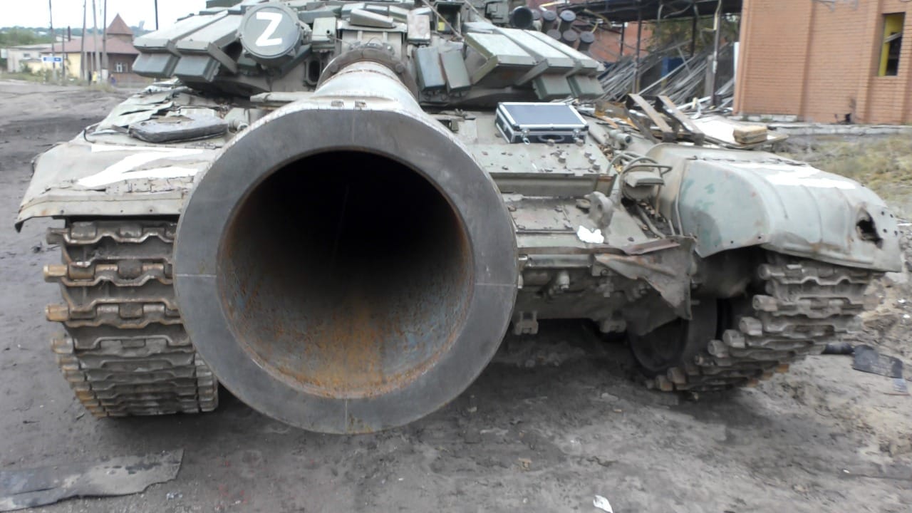 Російський танк дулом у кадр