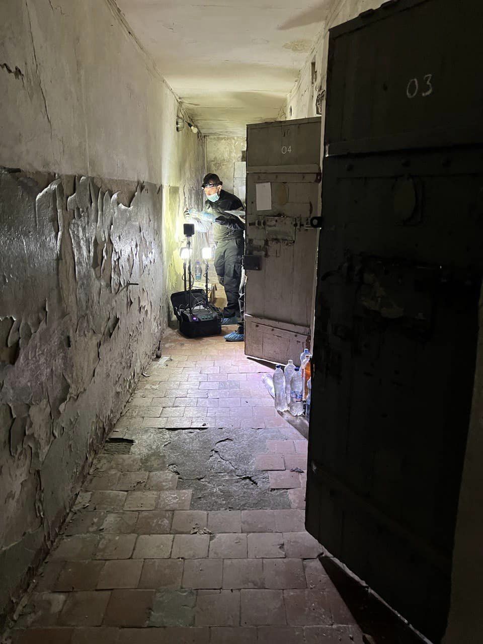 Пытки в Изюме: людей держали в темных камерах месяцами (фото)