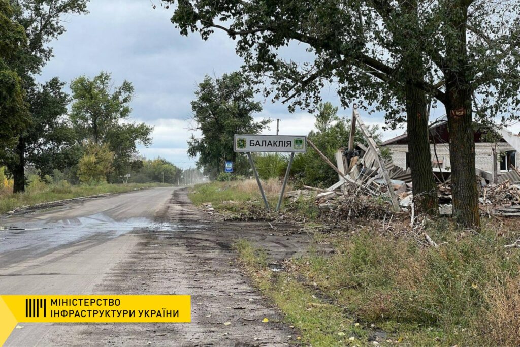 На деокупованих територіях Харківщини взялися за розчистку доріг (фото)