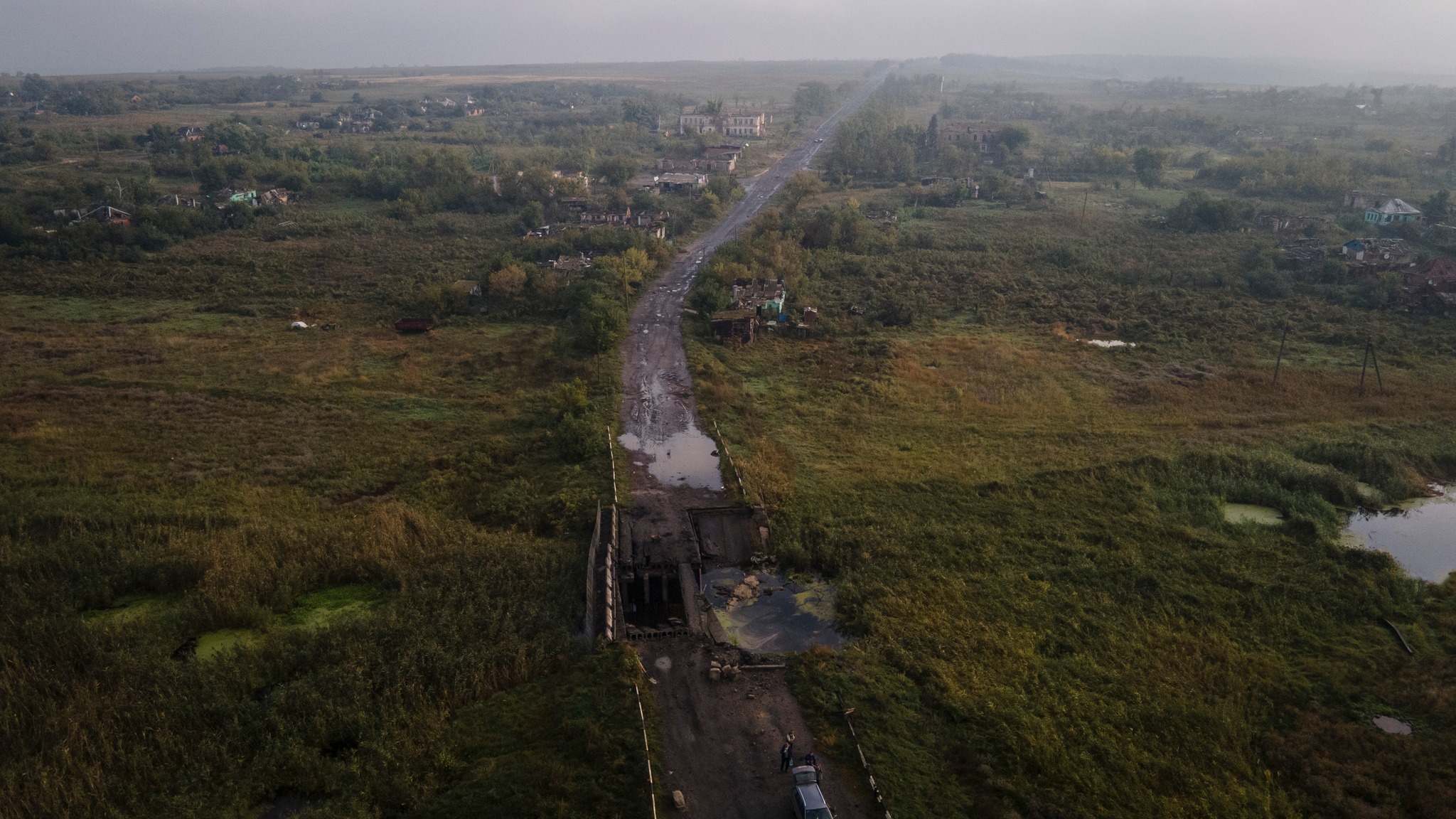 Дорога в Изюм с разрушенным мостом