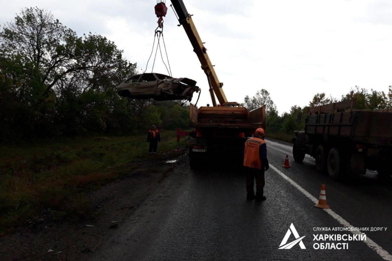 З доріг на Харківщині прибирають розбиті обстрілами машини