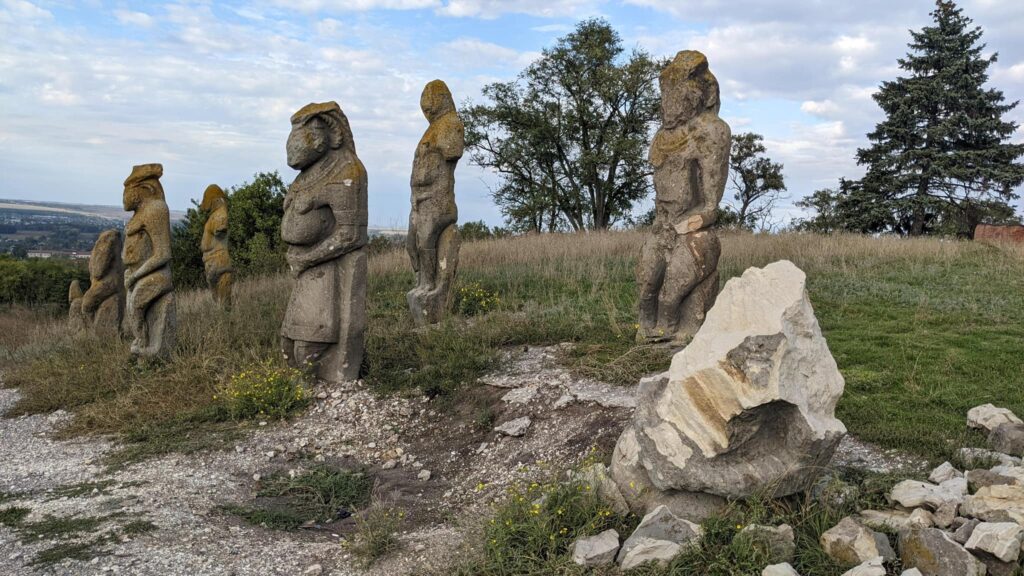 Стояли тисячу років: уцілілих кам’яних баб хочуть евакуювати з Ізюма в Харків