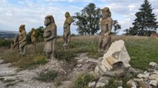 Стояли тысячу лет: уцелевших каменных баб эвакуируют из Изюма в Харьков