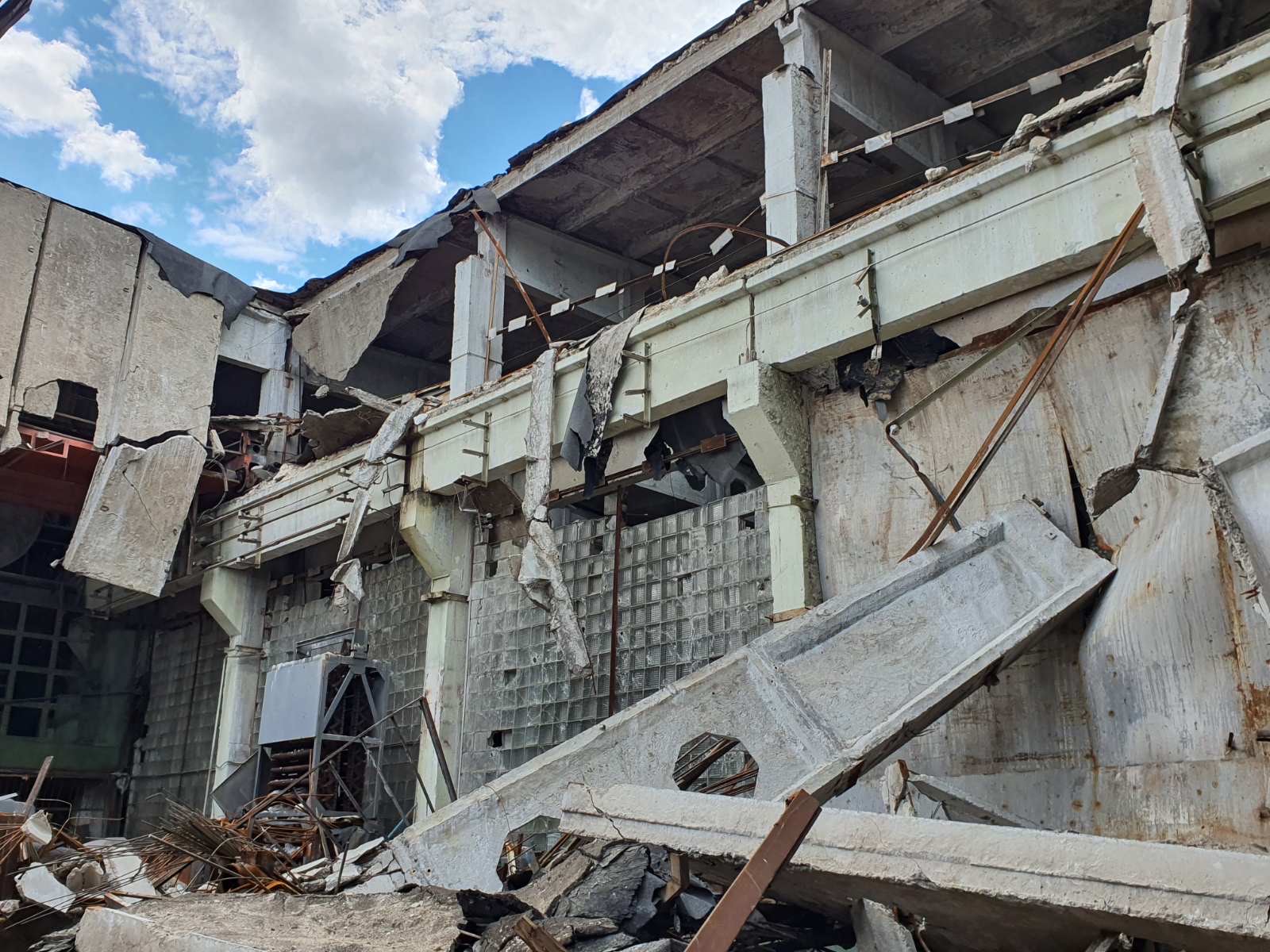 Руины арьковского ремонтно-механического завода после ракетного обстрела