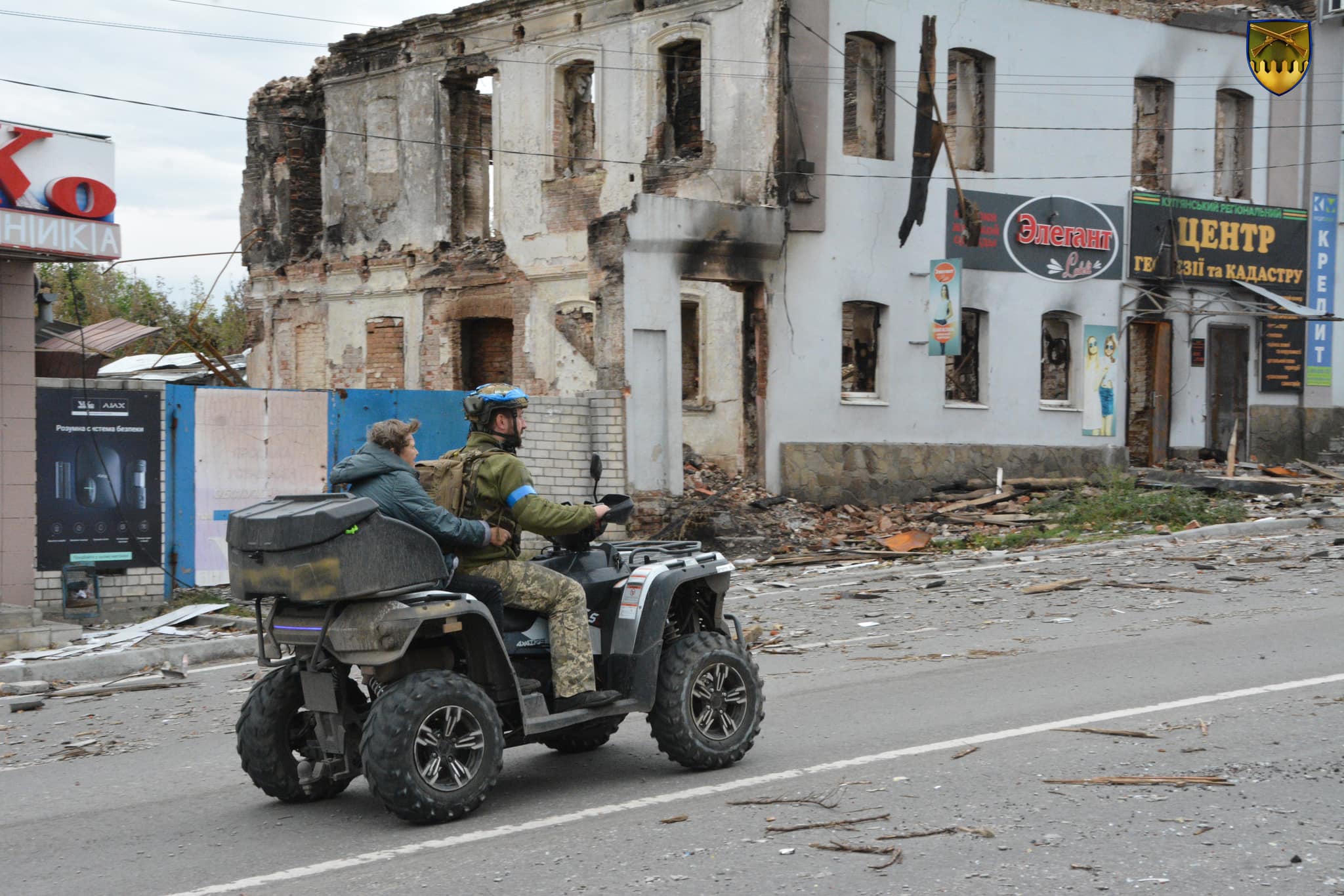 92 ОМБр на вулиці звільненого населеного пункту на Харківщині