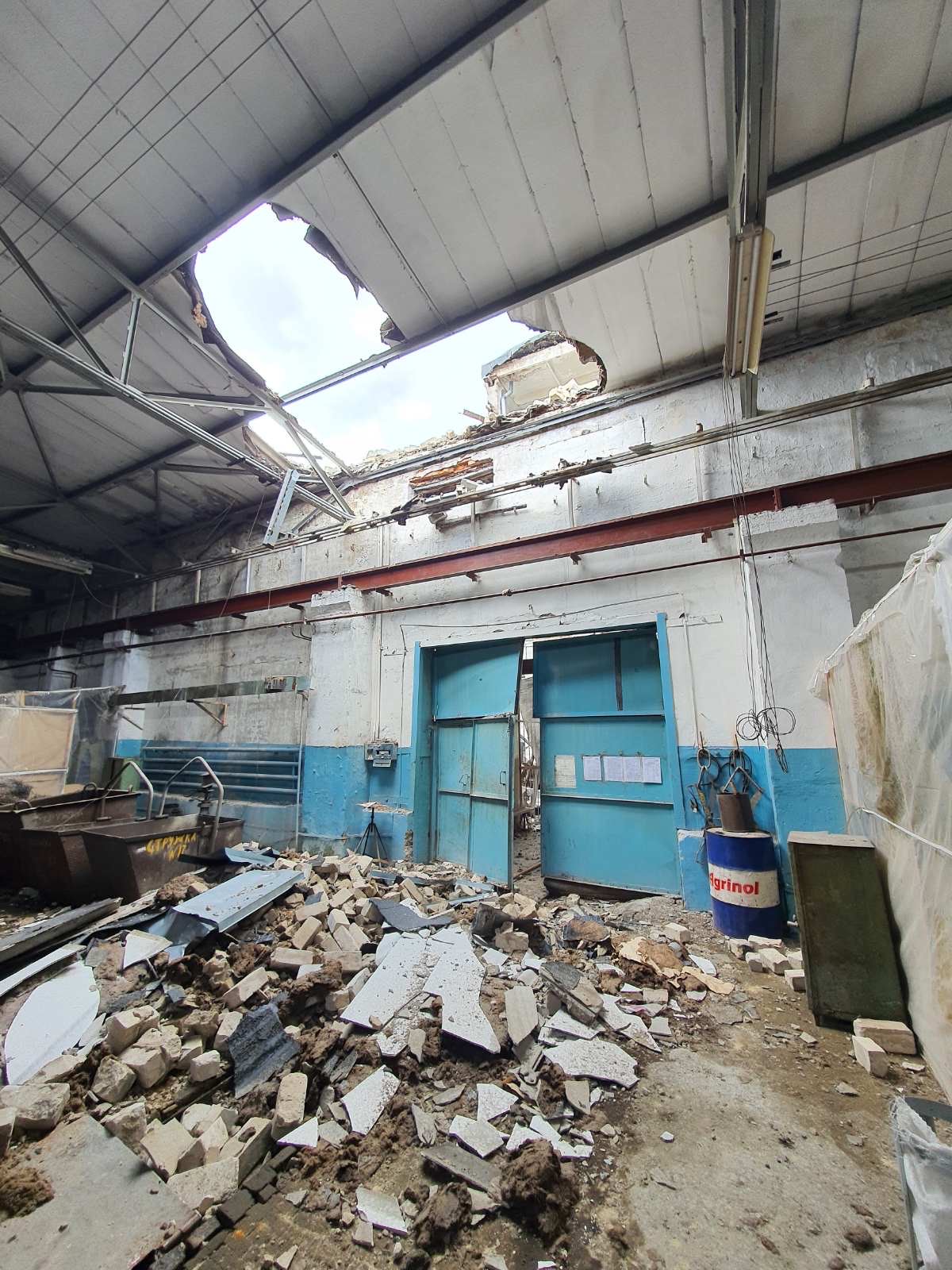 Дыра в крыше Харьковского ремонтно-механического завода после обстрела