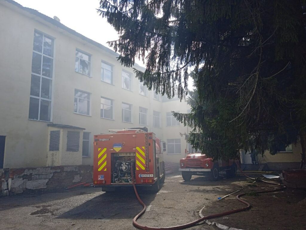 Из-за вражеских обстрелов в Харьковской области горели школа и предприятие