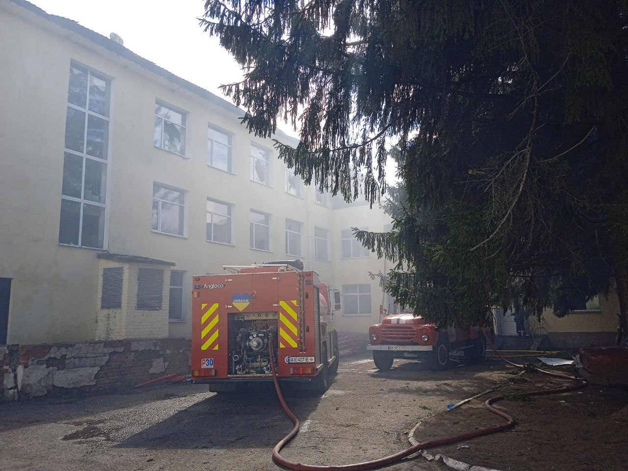 Из-за вражеских обстрелов в Харьковской области горели школа и предприятие