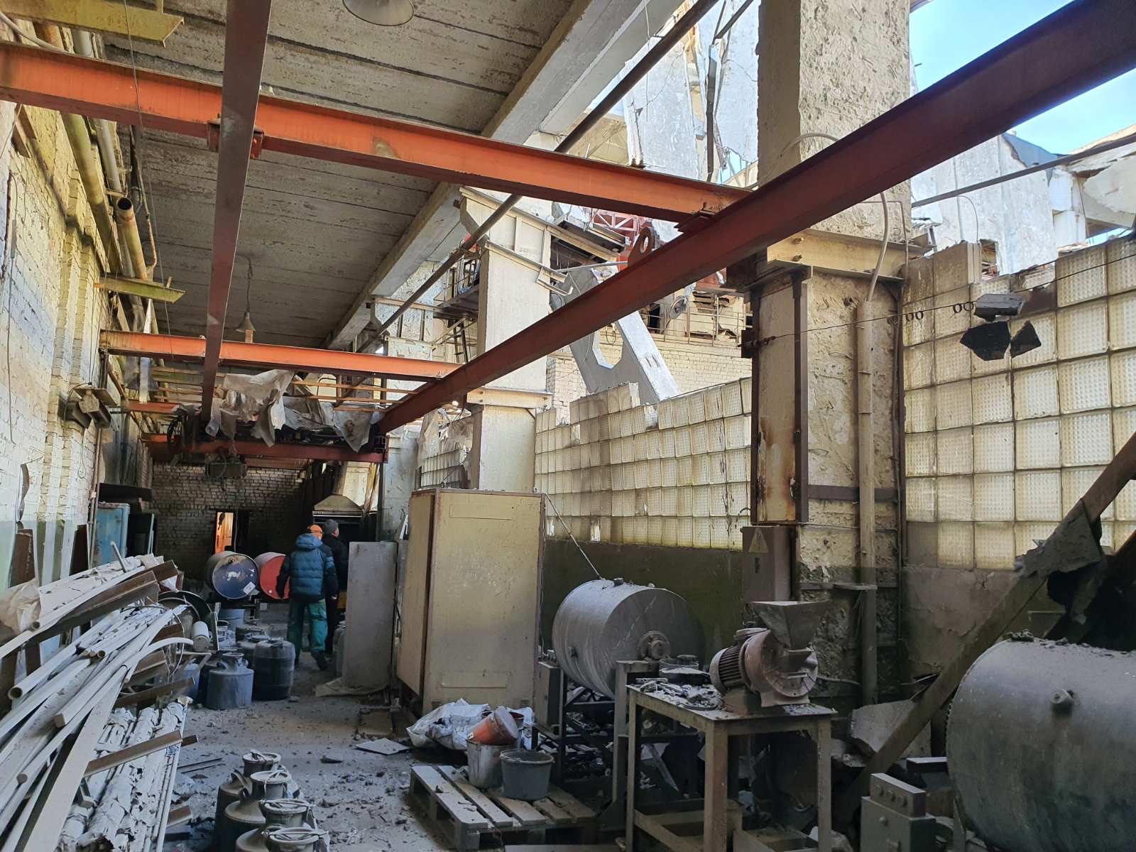 Цех Харьковского ремонтно-механического завода после обстрела