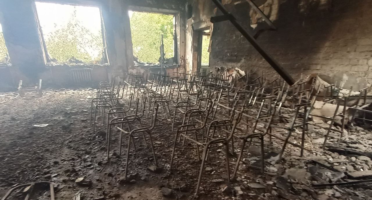В Купянском районе тушили пожар в школе из-за обстрела армии РФ (фото)