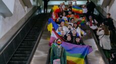 ЛГБТ-активисты в вышиванках провели акцию в харьковском метро (фото)
