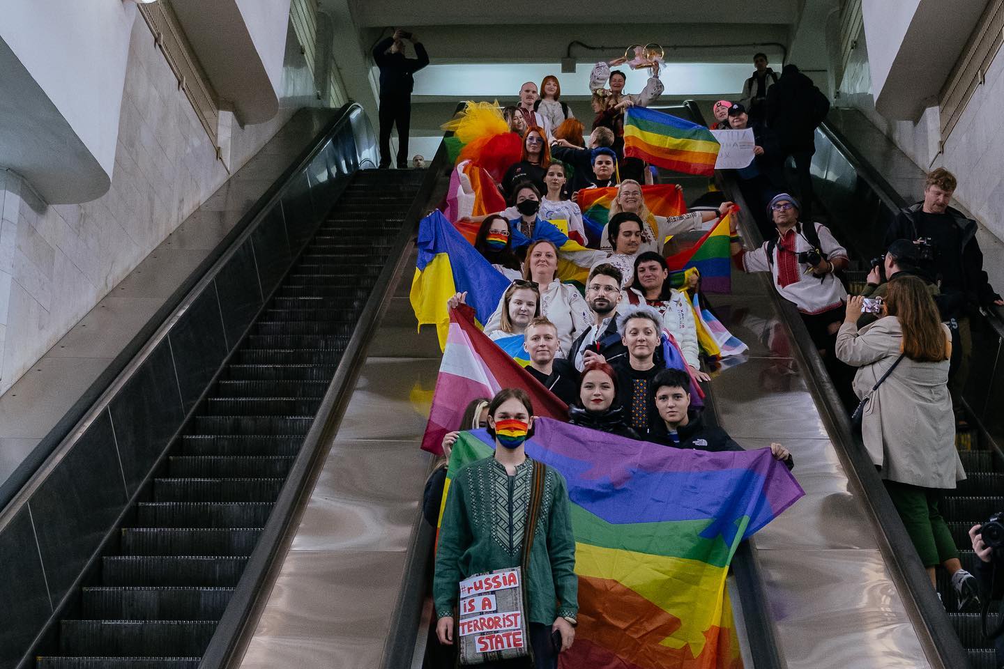 ЛГБТ-активисты в вышиванках провели акцию в харьковском метро (фото)