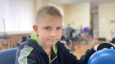 11-річний Артем із Харкова, який впав у кому після обстрілу, вже бігає