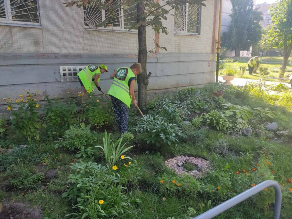 Несмотря на обстрелы харьковские коммунальщики ежедневно наводят порядок в городе (фото)