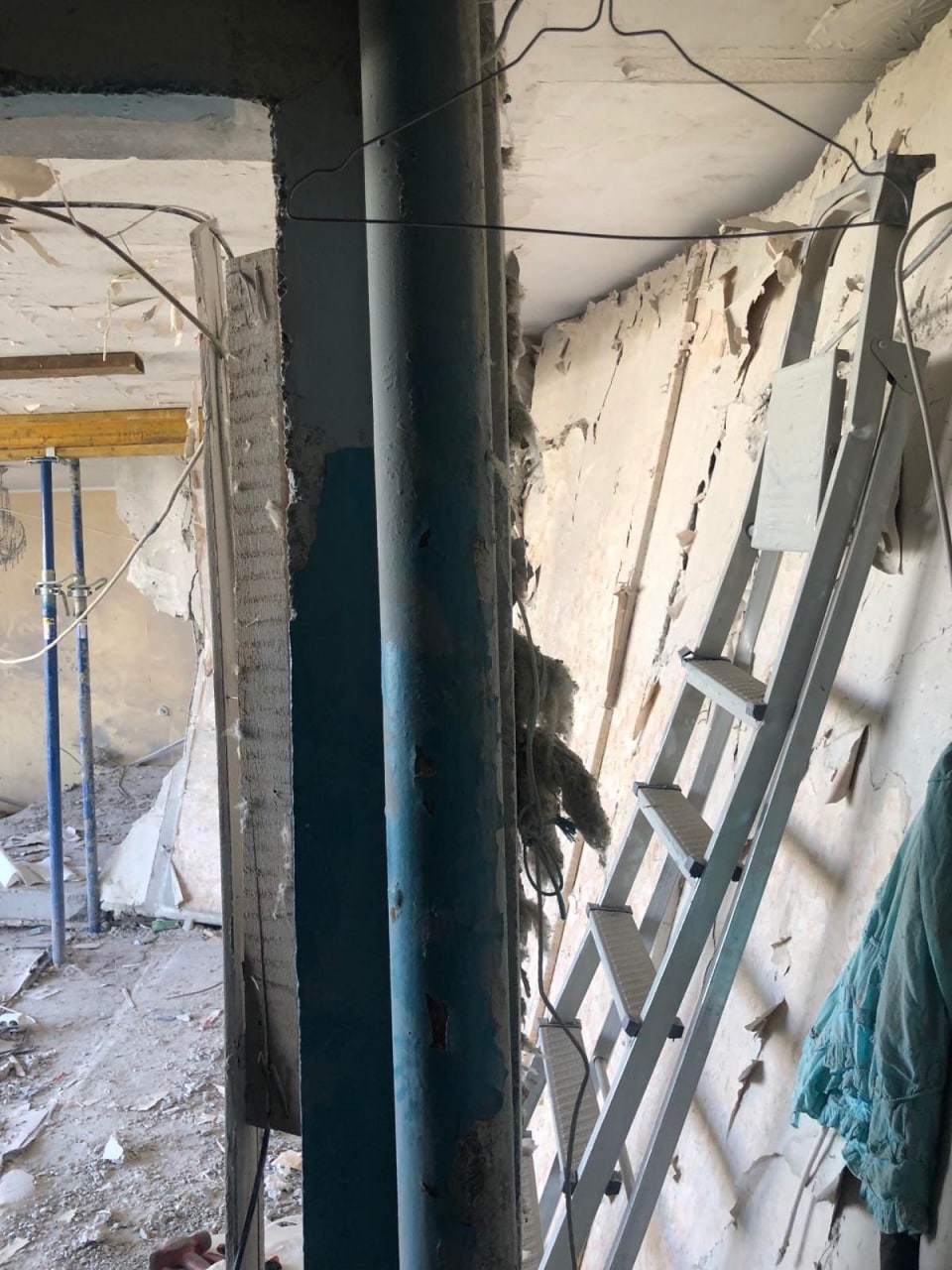 На Салтівці робітники готують до відновлення зруйновану житлову багатоповерхівку