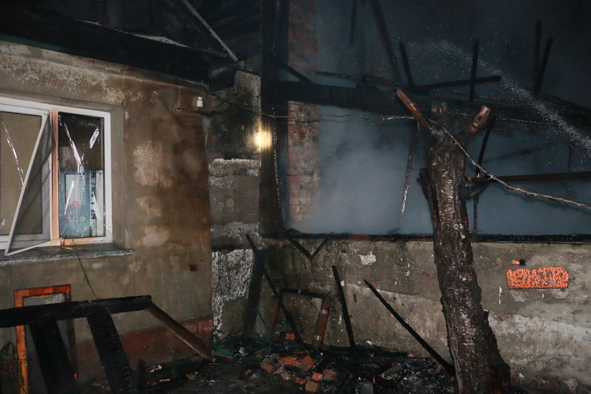 У Харкові після ворожого обстрілу почалася пожежа у приватному будинку