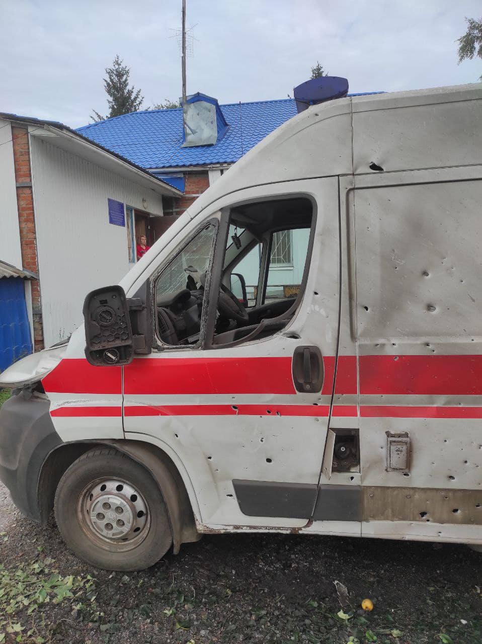 В результате обстрела оккупантов Чугуевской громады пострадал пункт "скорой помощи" и несколько машин