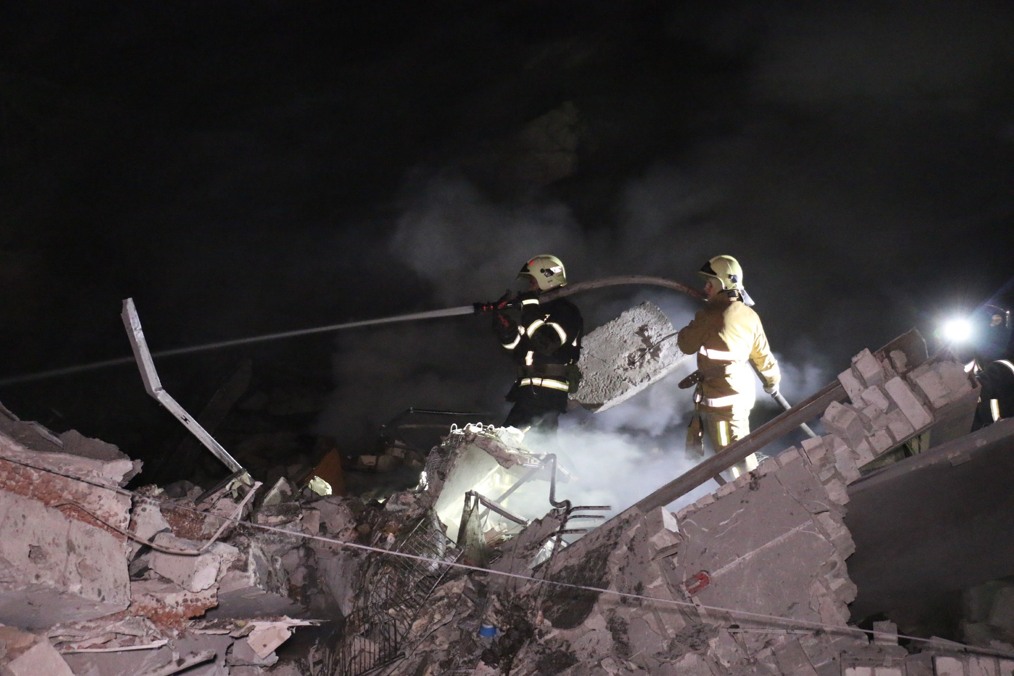 Спасатели ликвидируют последствия ракетного удара по Салтовке