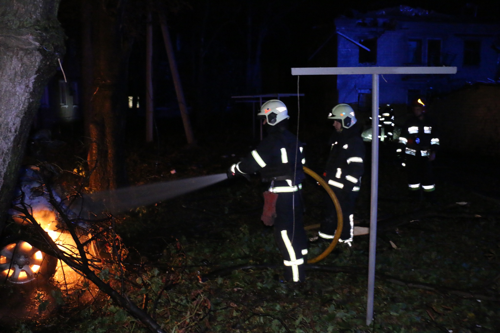 Спасатели ликвидируют пожар после ракетного удара по Слободскому району Харькова 
