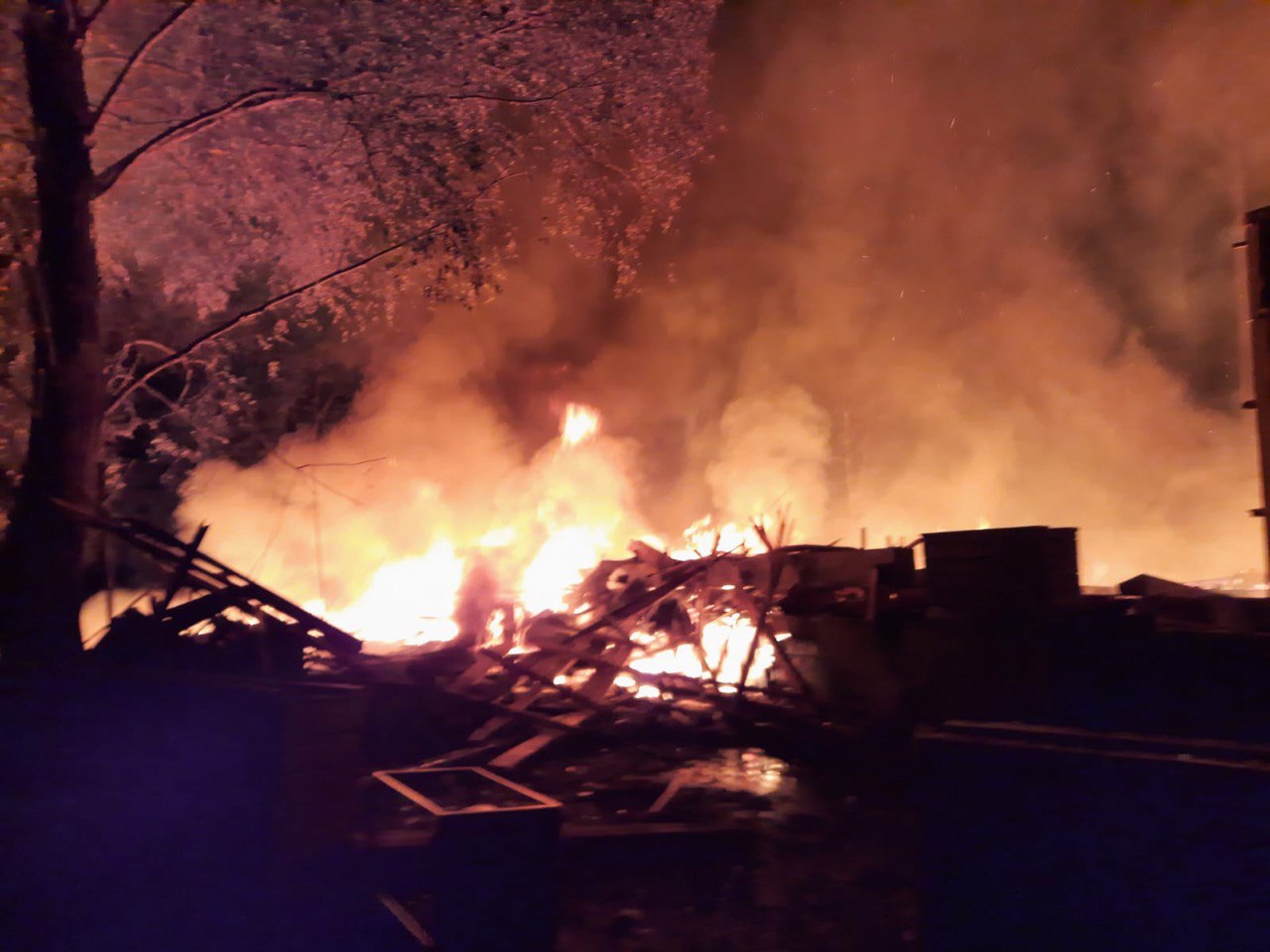 Около полуночи в Киевском районе Харькова прогремели два взрыва, начался пожар