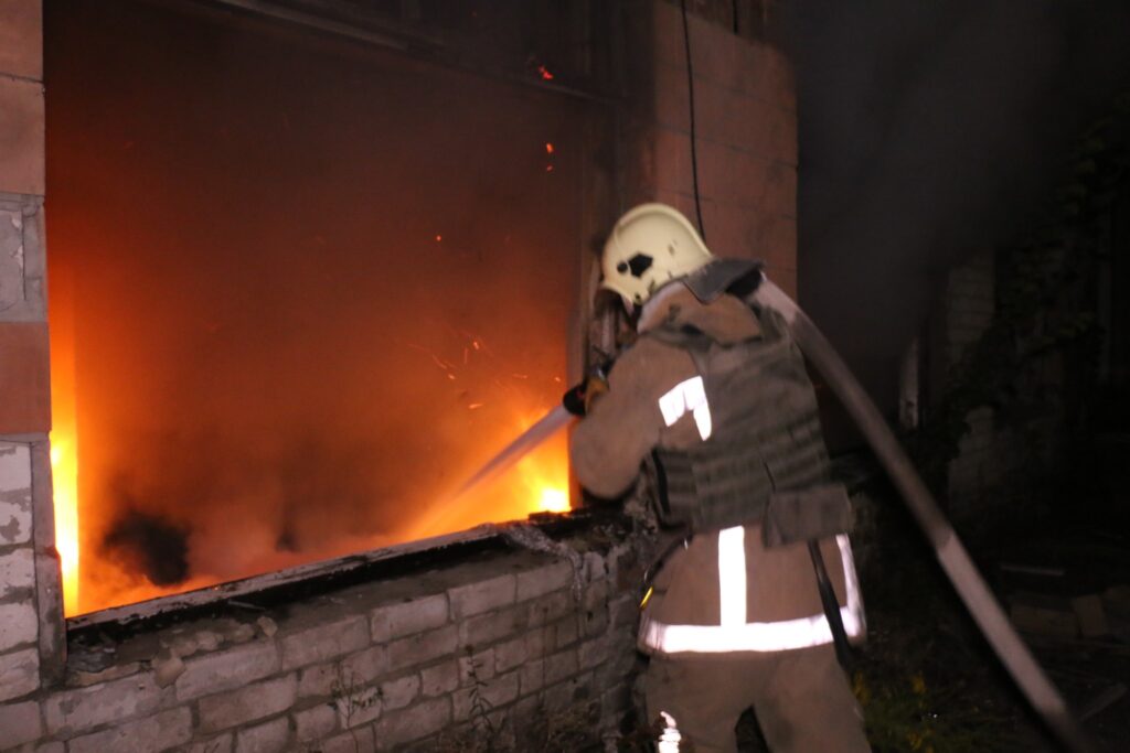 На Салтівці після нічного “прильоту” розпочалися чотири пожежі (фото)