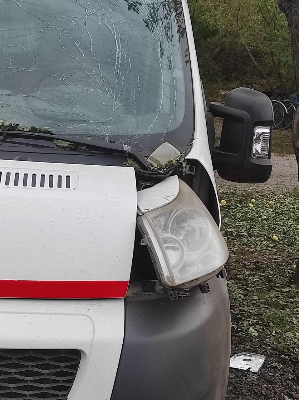 В результате обстрела оккупантов Чугуевской громады пострадал пункт "скорой помощи" и несколько машин