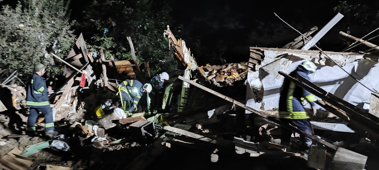 На Харківщині під час нічного “прильоту” під руїнами будинку загинула жінка