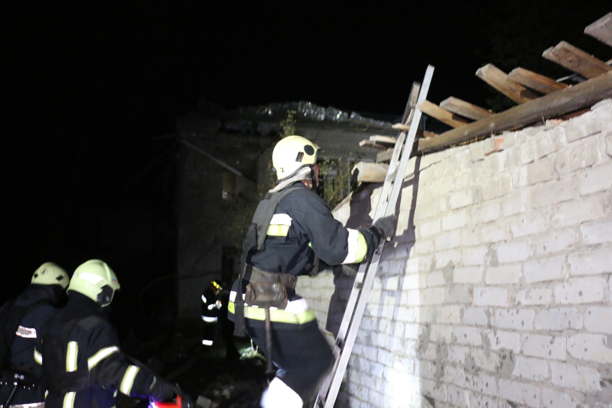 Спасатели ликвидируют пожар после ракетного удара по Слободскому району Харькова 