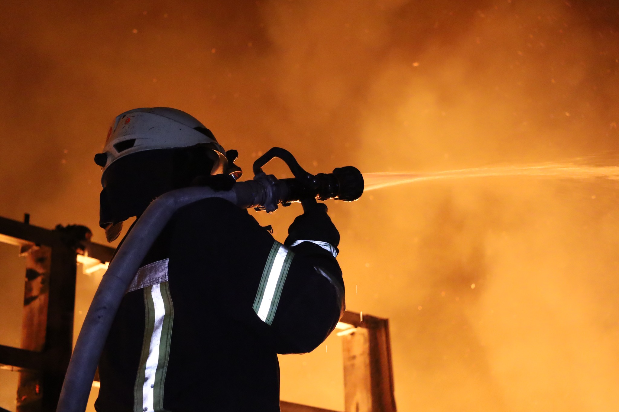 Харьковские спасатели ликвидируют пожар в ресторане после попадания ракеты