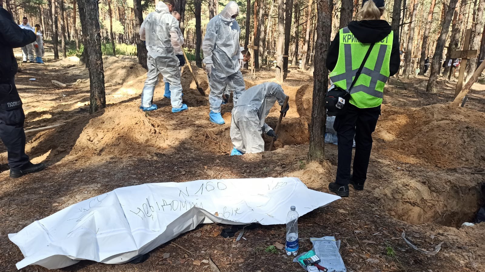 С места массового захоронения в Изюме изъято 263 тела погибших