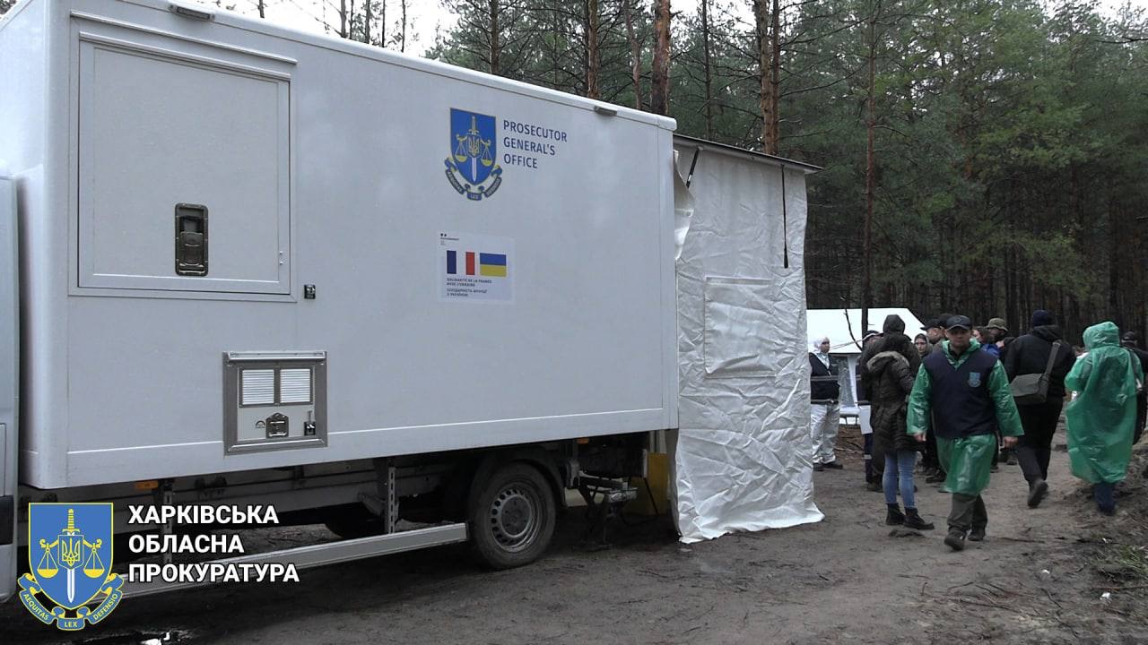 В Ізюмі завершено ексгумацію всіх тіл на місці масового поховання