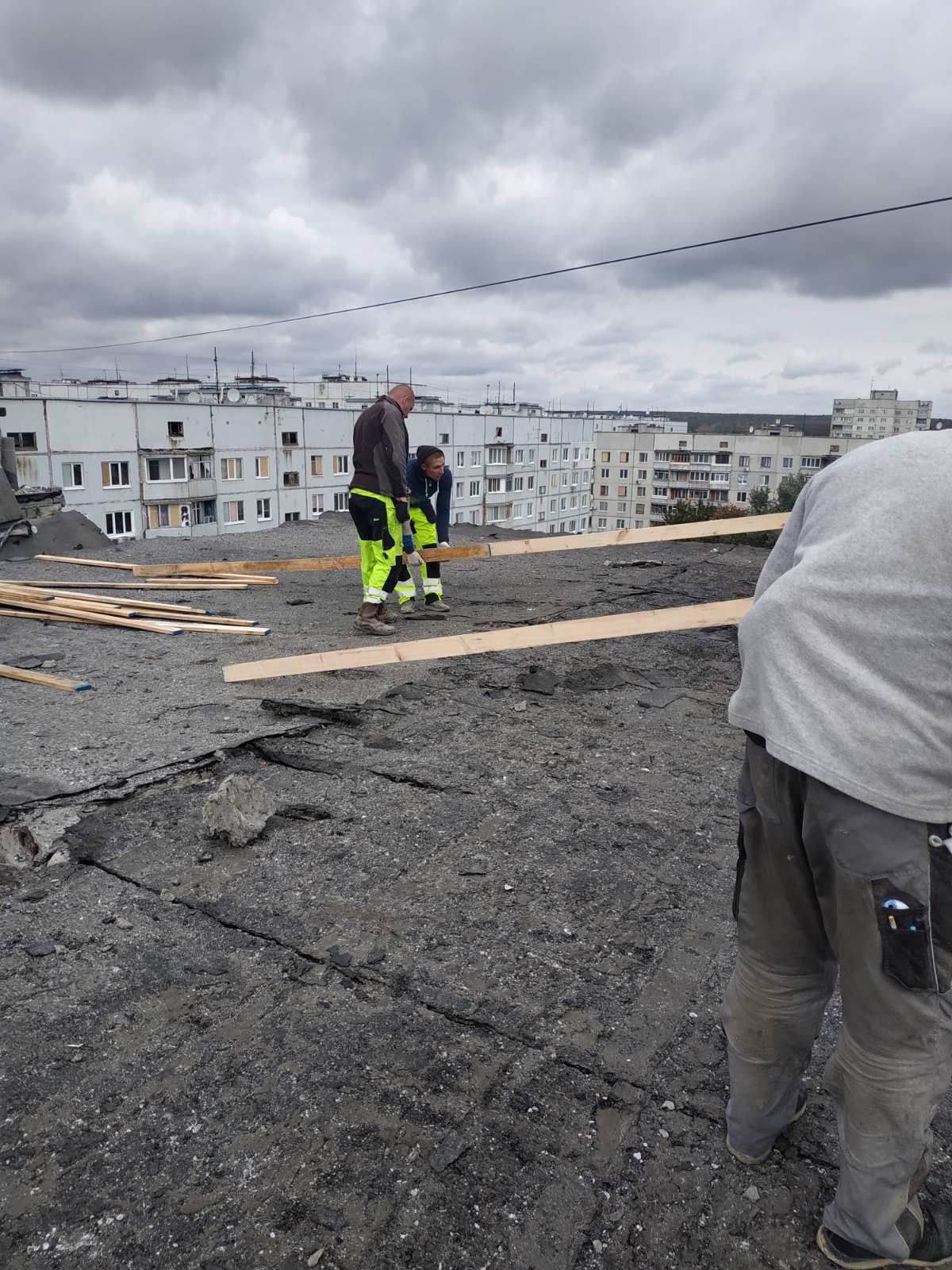 Ремонт даху будинку в Холодногірському районі після обстрілу