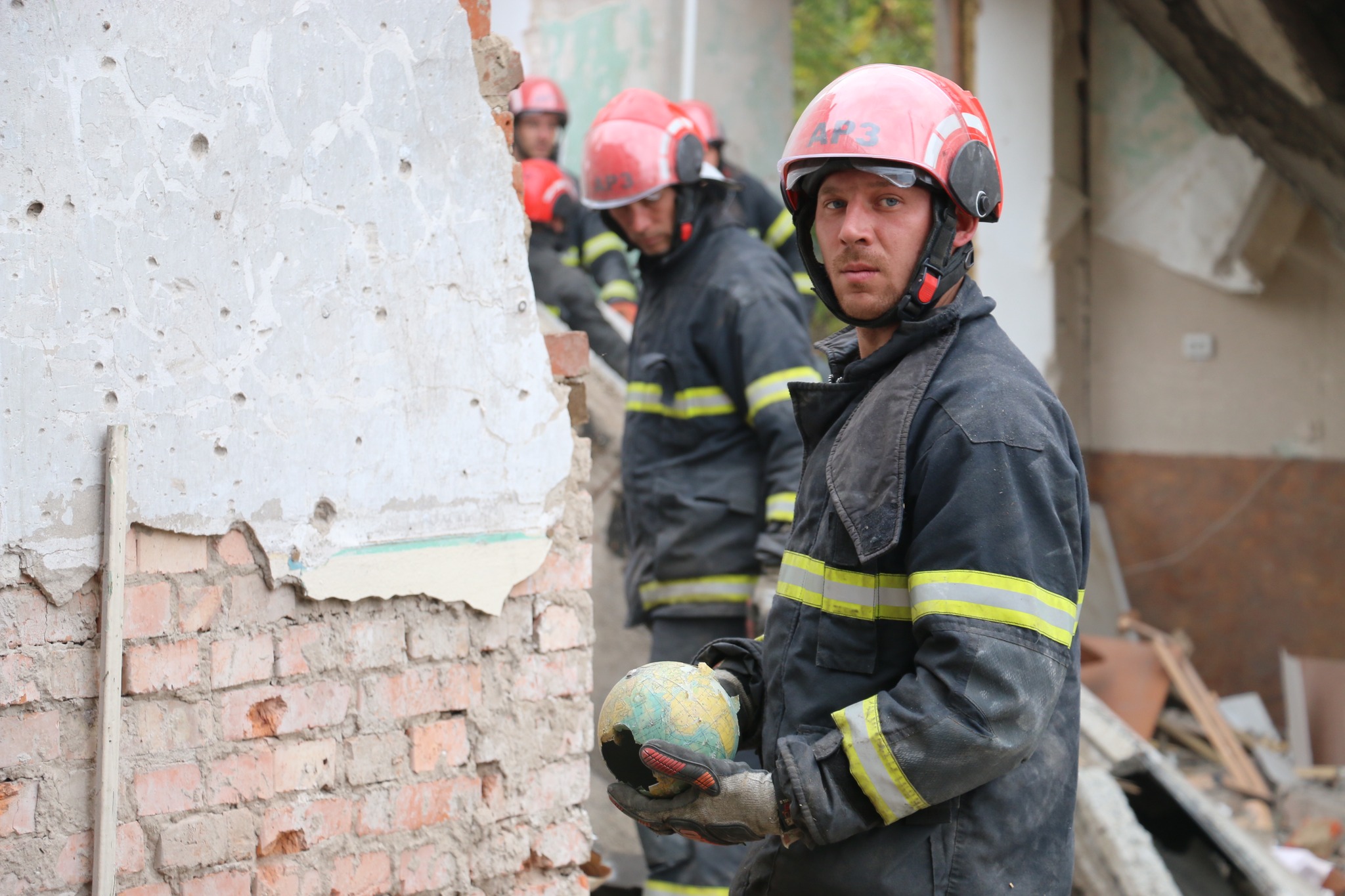 На деоккупированных территориях Харьковщины спасатели ГСЧС продолжают разбирать завалы