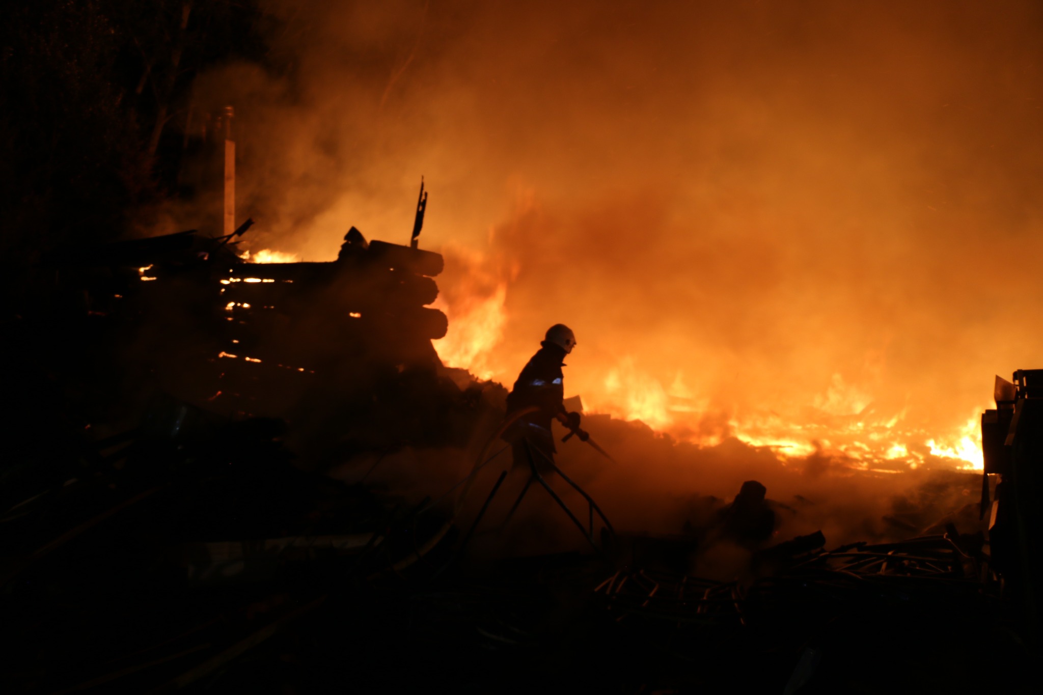 Ночной обстрел Харькова: сгорел ресторан