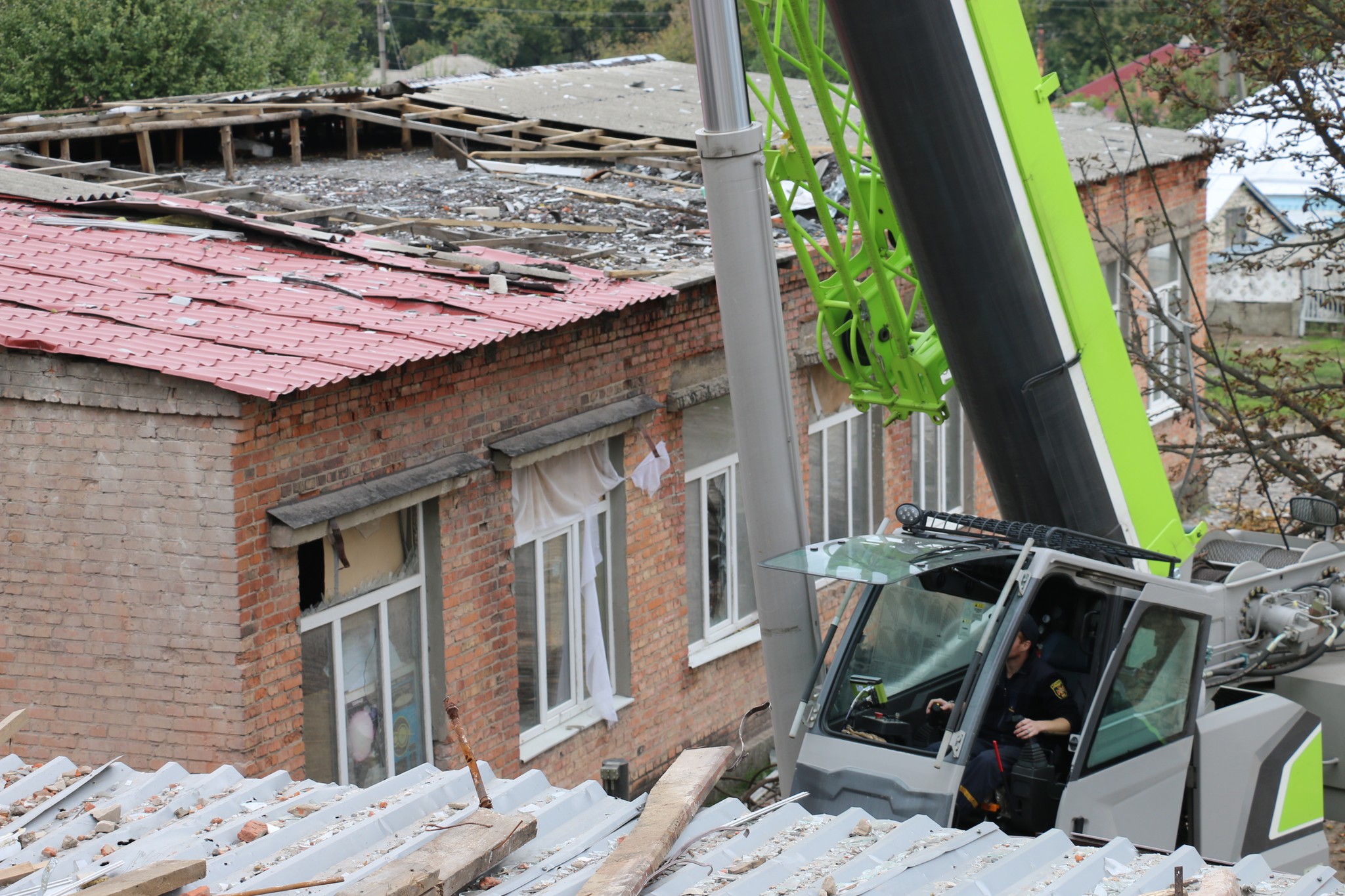 На деокупованих територіях Харківщини рятувальники ДСНС продовжують розбирати завали