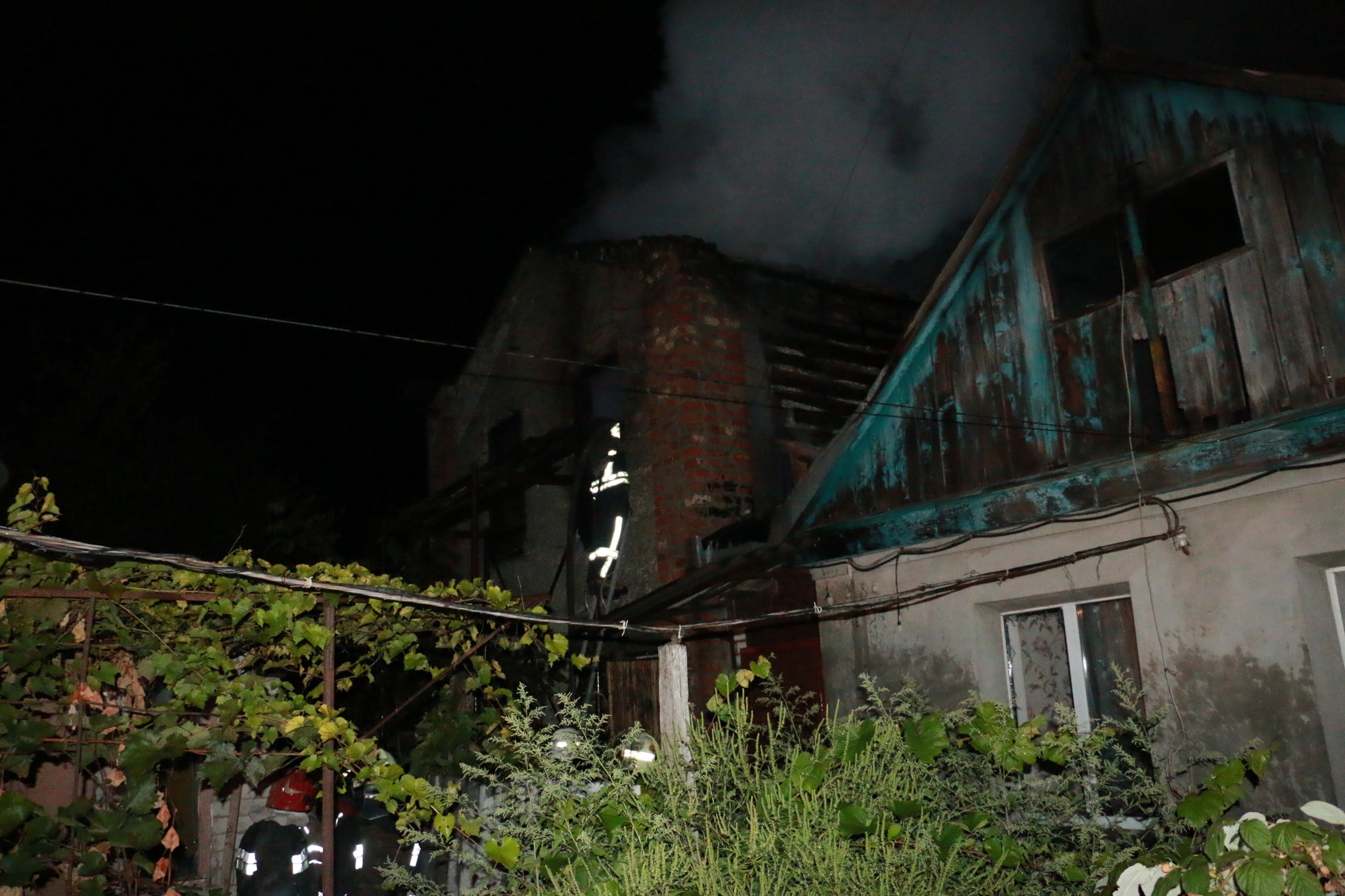 У Харкові після ворожого обстрілу почалася пожежа у приватному будинку