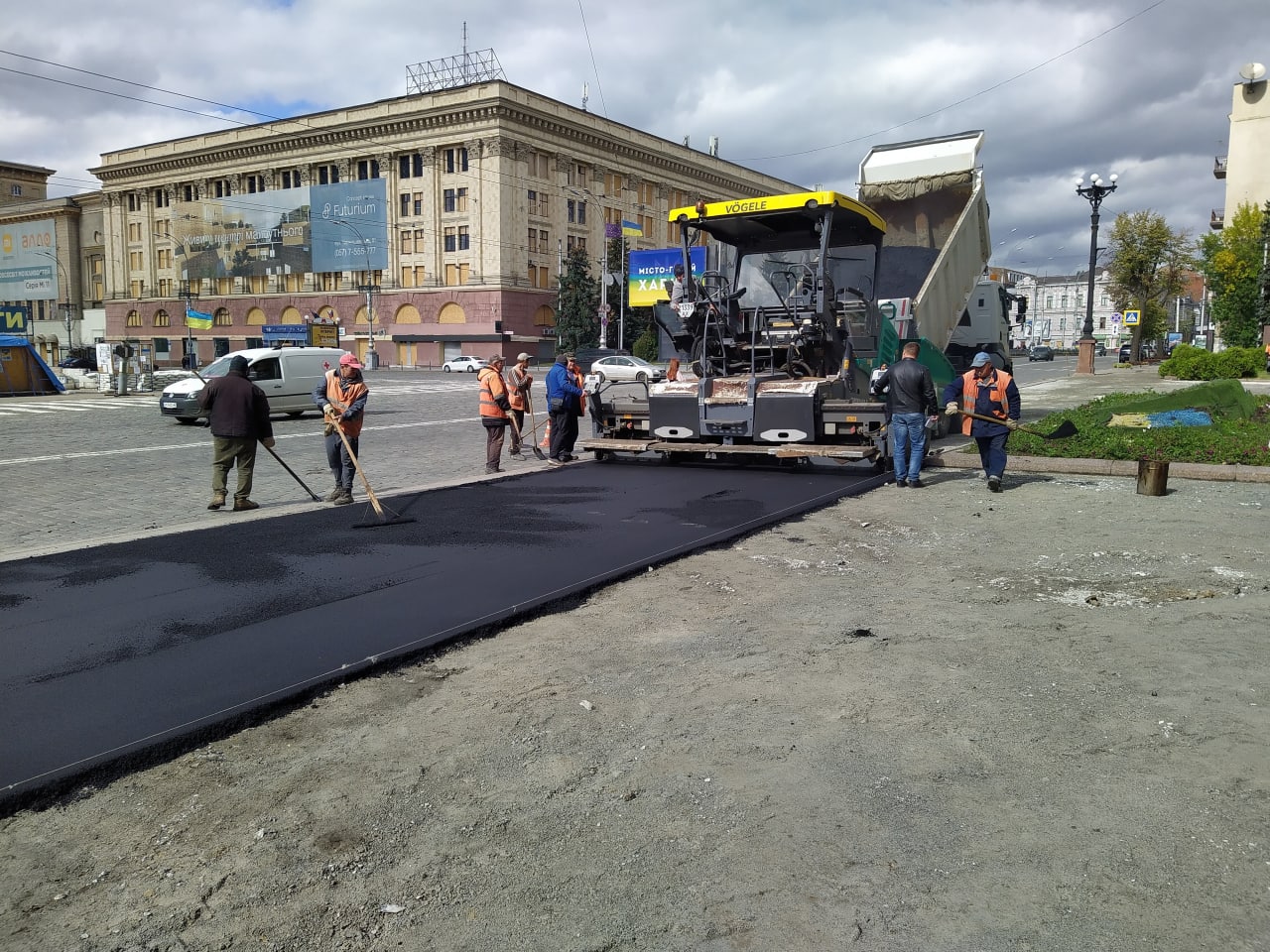 В центре Харькова ликвидируют последствия «прилетов» (фото)