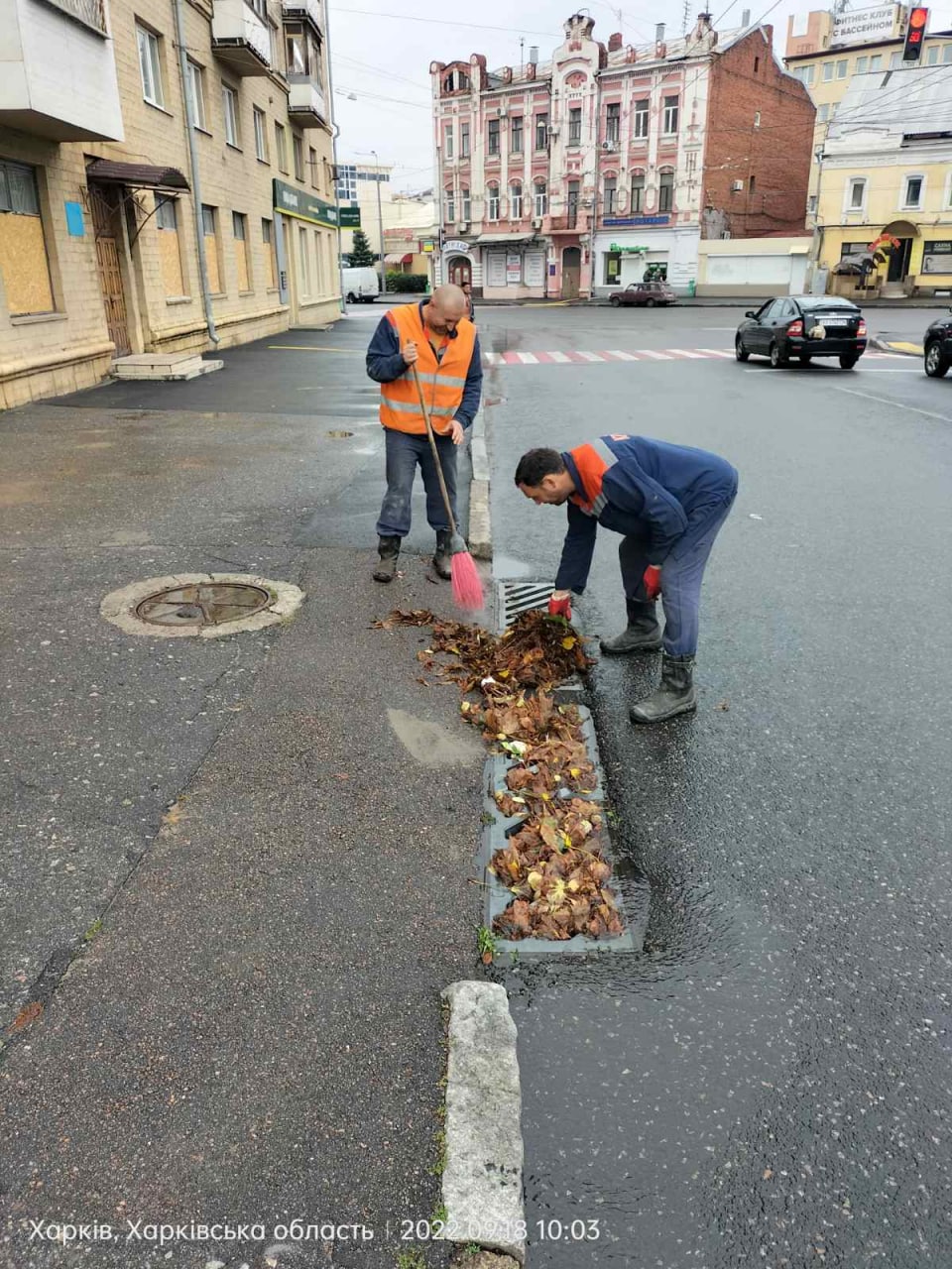 Харьковские коммунальщики очищают ливневки от мусора и листьев