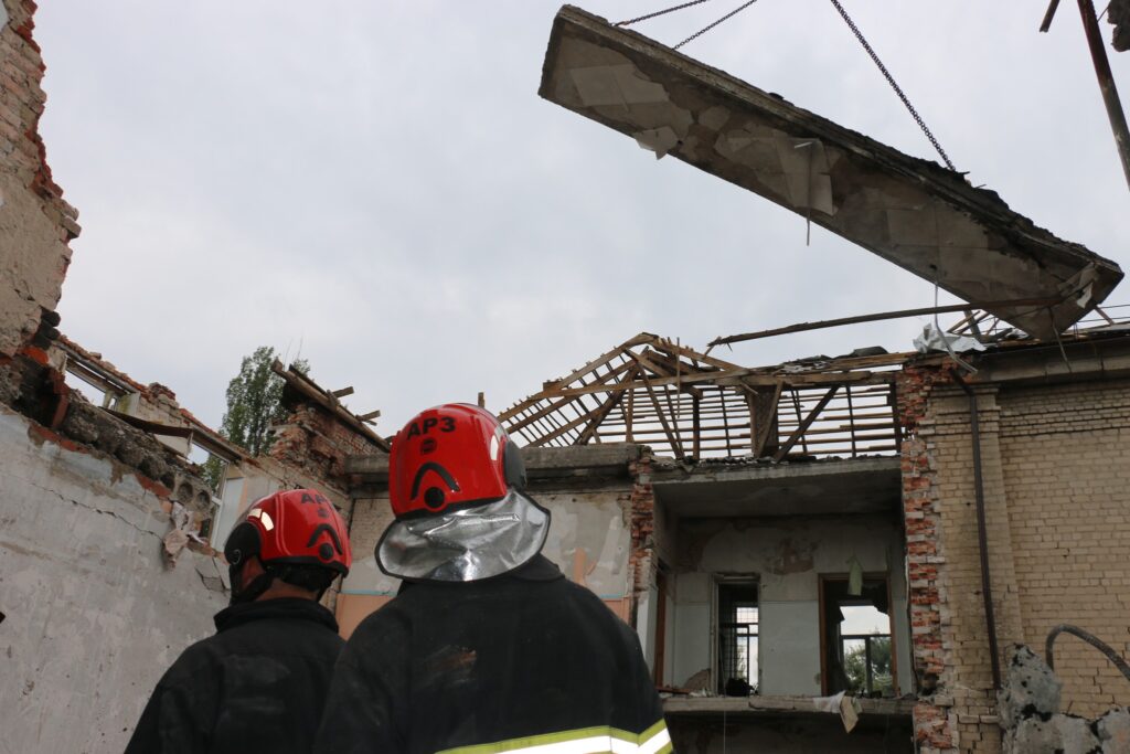 Рятувальники розбирають завали школи та ліцею в Ізюмі та котельні у Балаклії