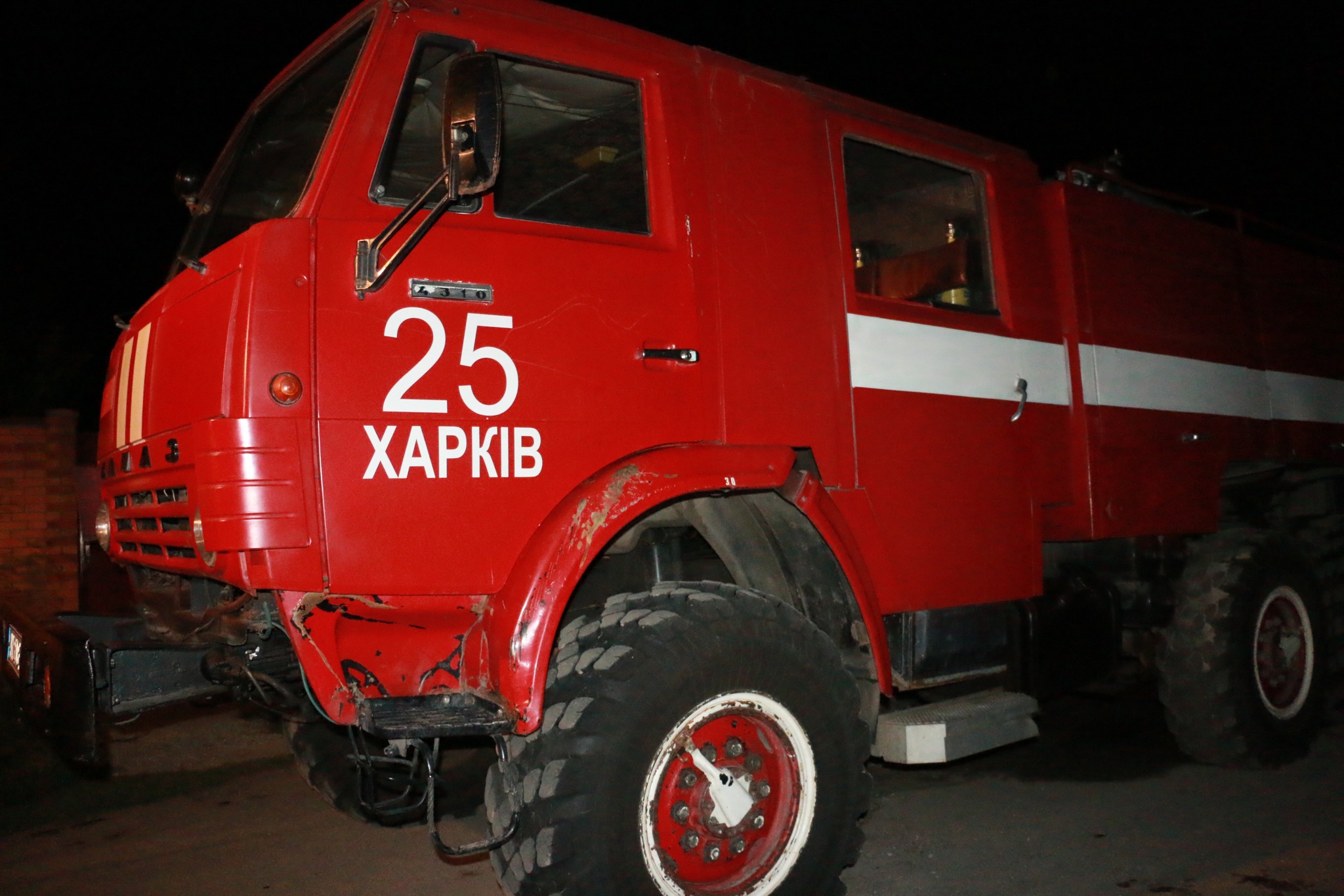 Внаслідок нічного “прильоту” у Харкові загорівся приватний будинок