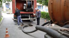 У Харкові ливнівки очищають від сміття та листя (фото)
