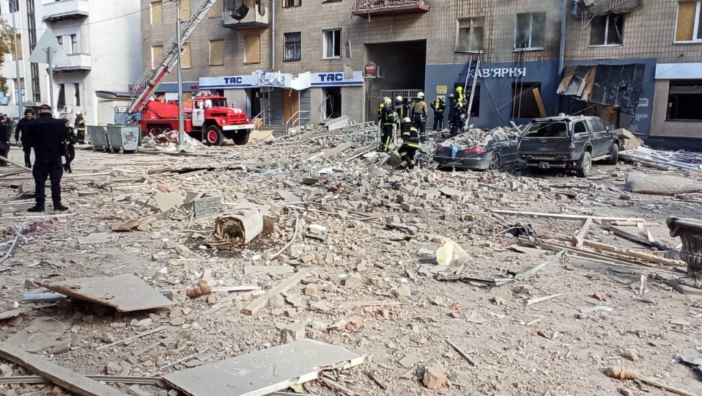 Из-под руин жилого дома в центре Харькова спасли троих человек